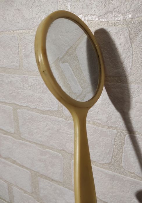 Винтажное зеркало на длинной ручке с символикой. Vintage