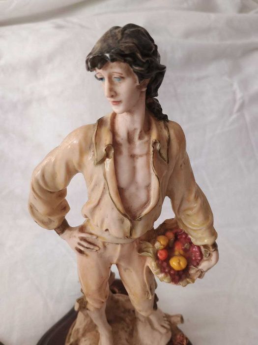 Duas estatuetas antigas com bases para candeeiro