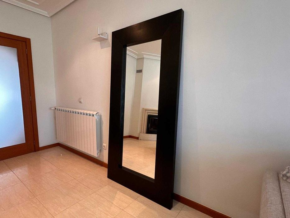 Espelho com Moldura em Madeira