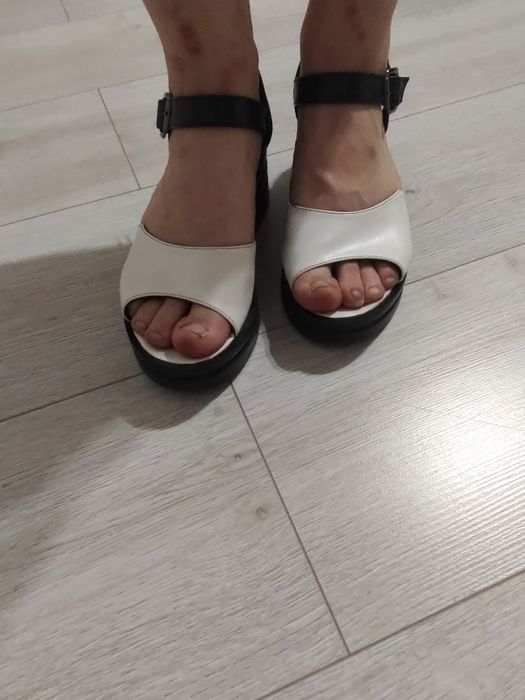 Босоніжки на танкетці