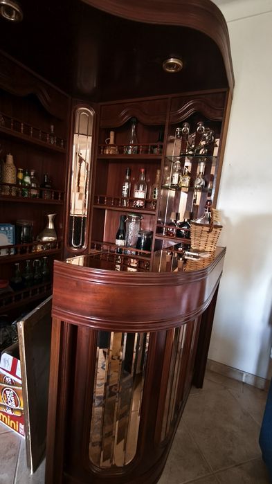 Móvel bar com espelhos