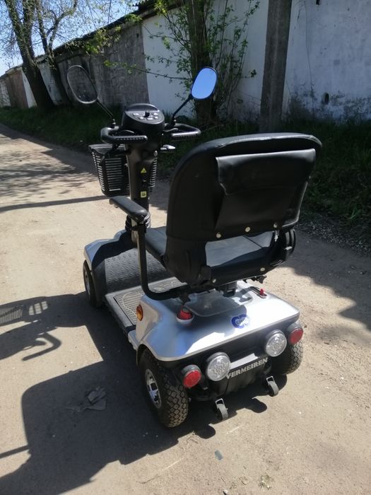 Электроскутер четырёхколёсный.