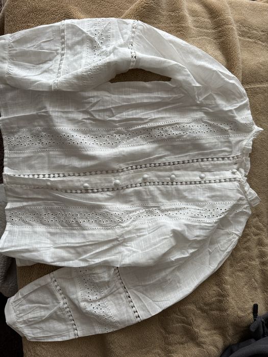 Біла блузка з вишивкою