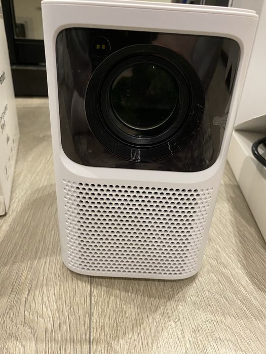 В ІДЕАЛЬНОМУ СТАНІ потужний проектор Emoth wi-fi, Netflix, Google