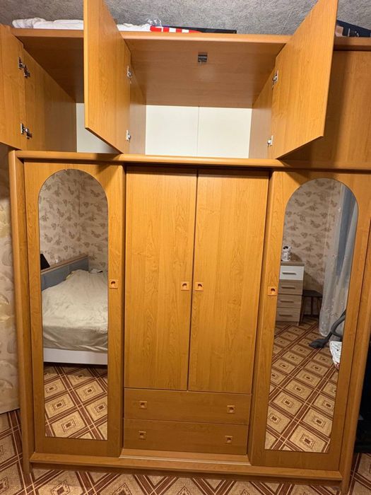 Шафа-купе з дзеркалами, містка та в хорошому стані