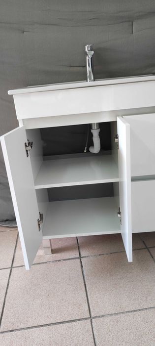 Móvel WC com lavatório, torneira e espelho