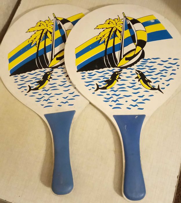 Деревянные ракетки для бадминтона.