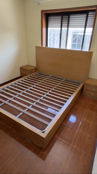 Cama de casal em madeira maciça com criados