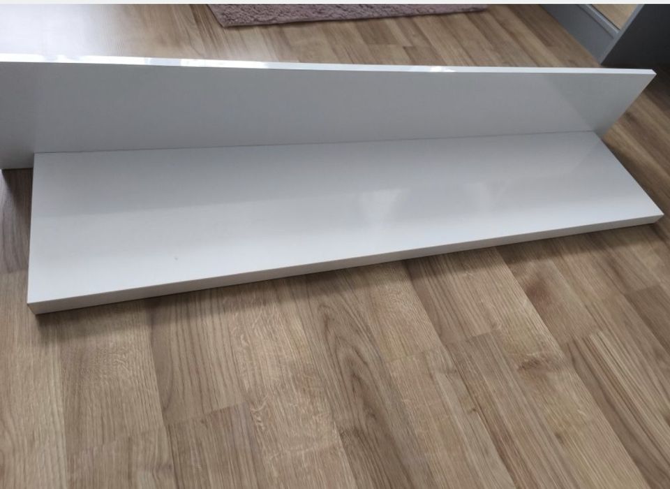 Biała lakierowana półka