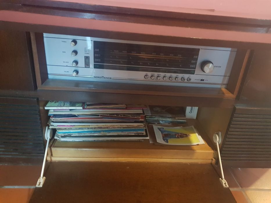 Móvel radio e gira discos com 50 anos