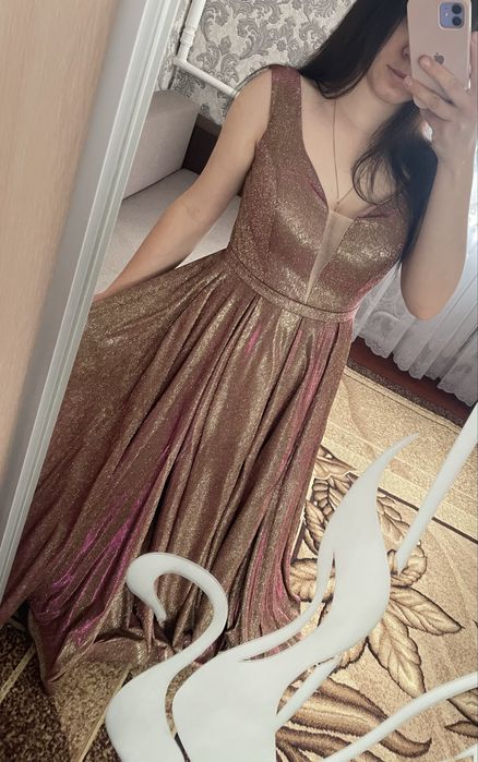 Продам випускне плаття 3000 грн. В подарунок діадема до сукні.