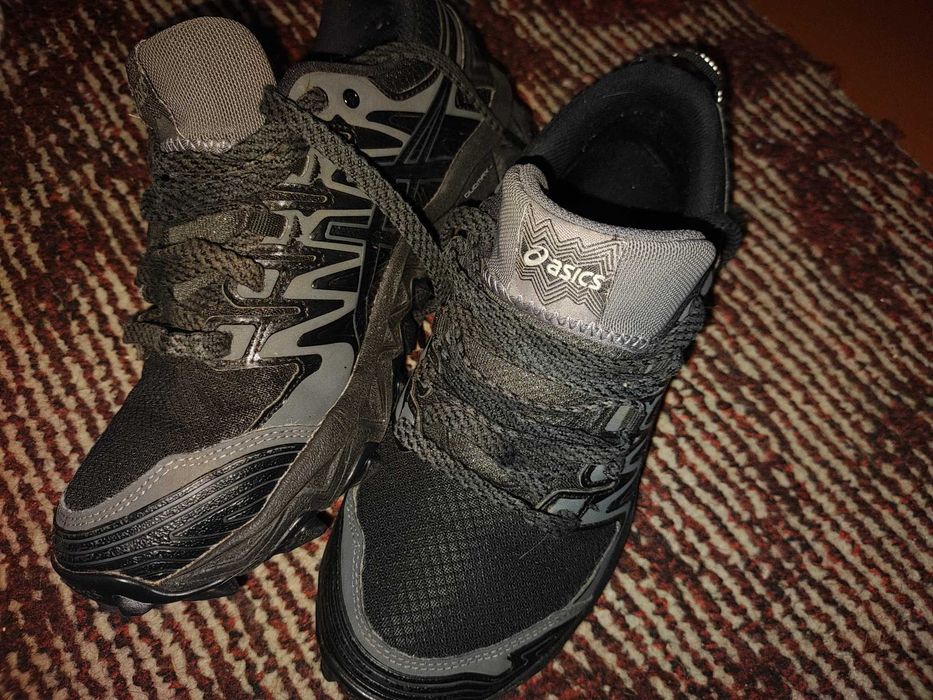 Продам кроссовки ASICS