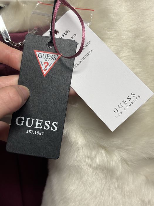 Casaco de pelo branco e rosa