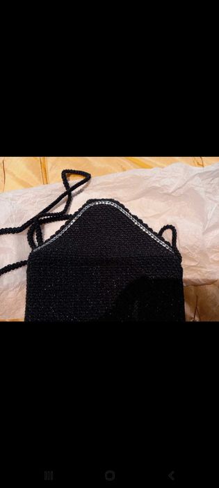 Bolsa em croché, preta e prateada,  produção artesanal local.