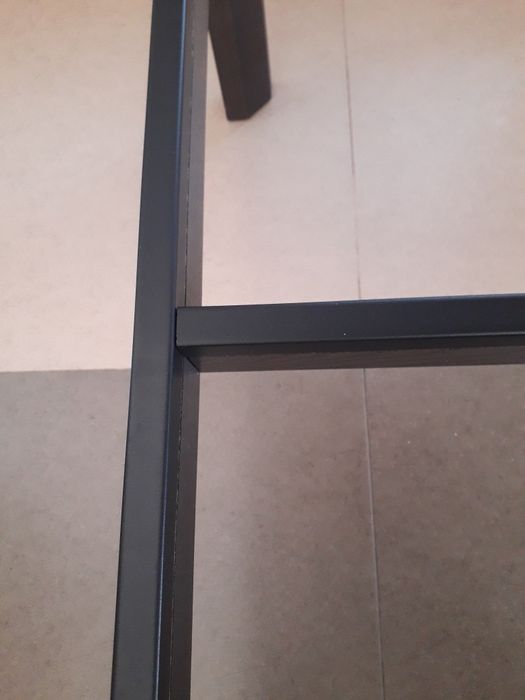 Mesa alta de madeira do IKEA