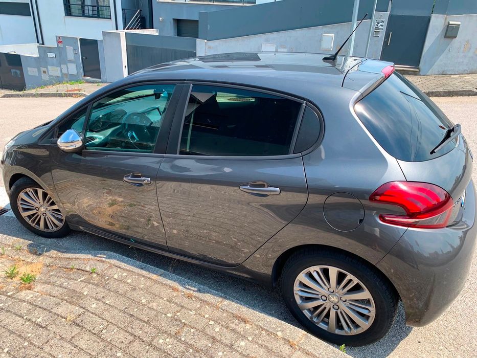 Peugeot 208 signature  poucos kilometros