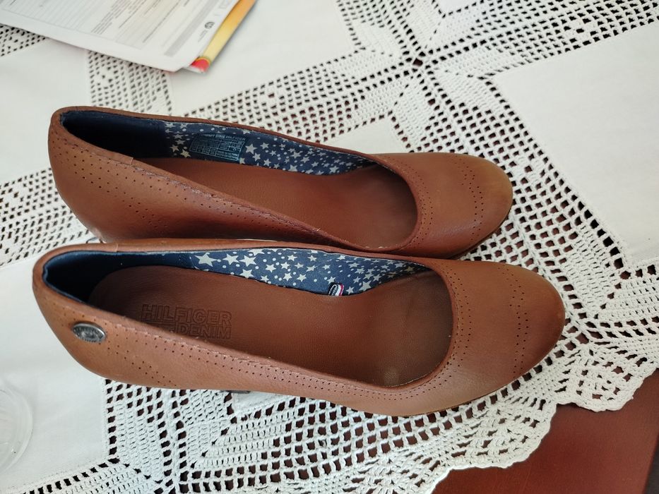 Czółenka skórzane na wysokim obcasie słupkowym