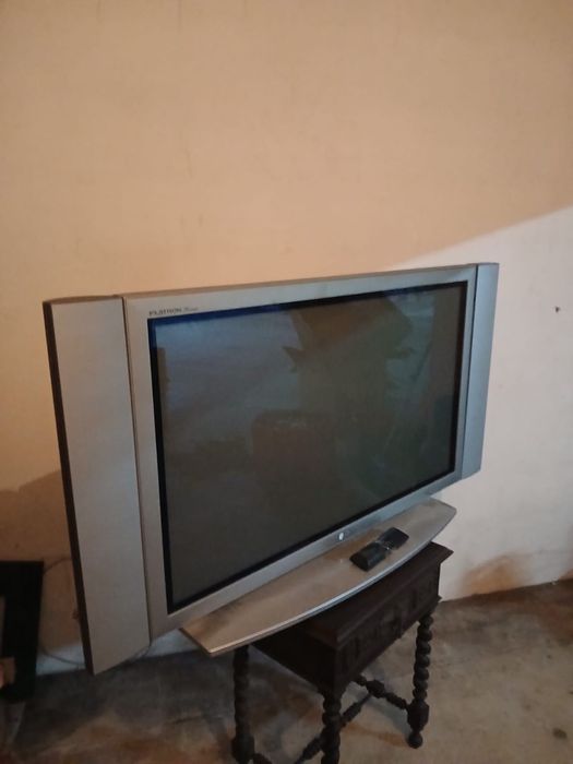 Televisão com colunas grande LG