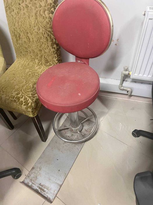 РАСПРОДАЖА офисной мебели  кресла руководителя стулья