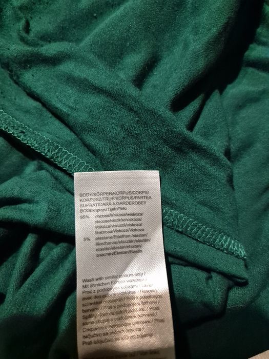Bluzka z rozcięciem.