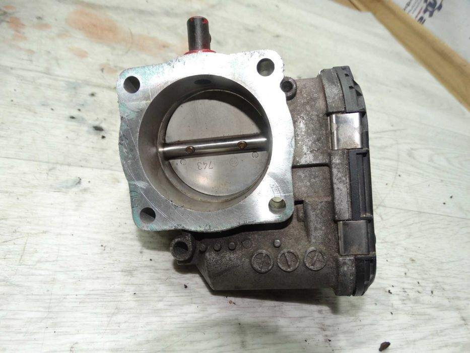 Заслонка дросельна Vw Golf 4 Skoda Tur Jetta Bora 1.8бензин 06A133062C