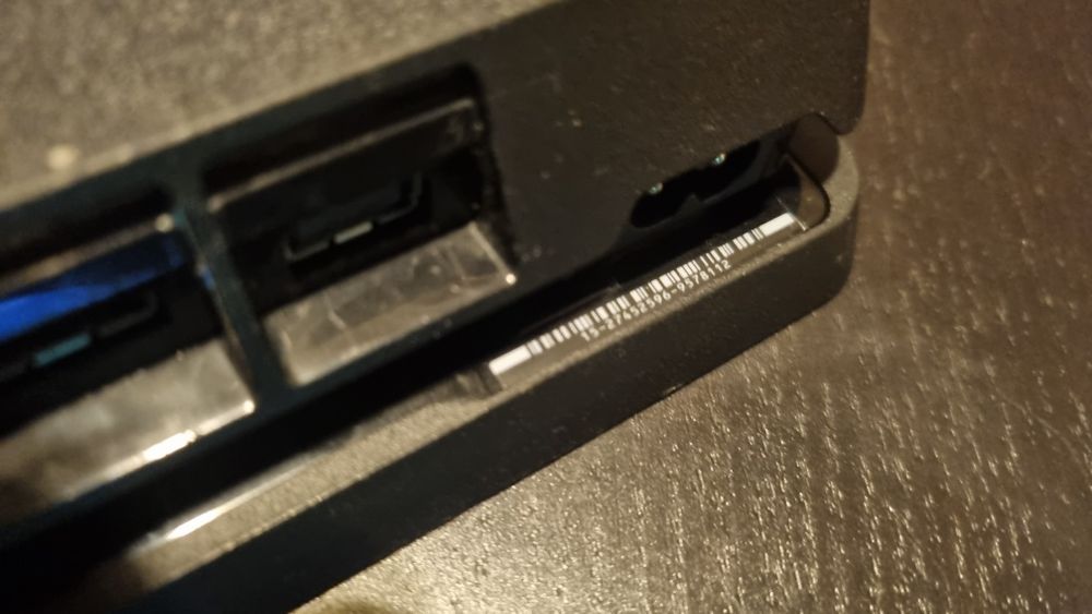 Ps4 Slim com comando