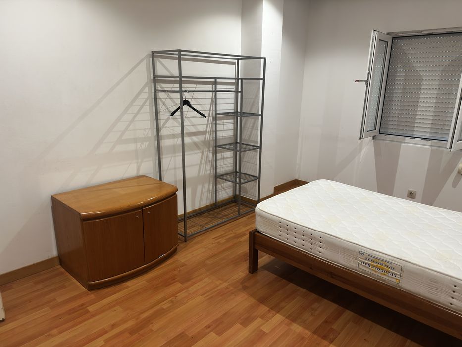 Aluga-se quarto para solteiro