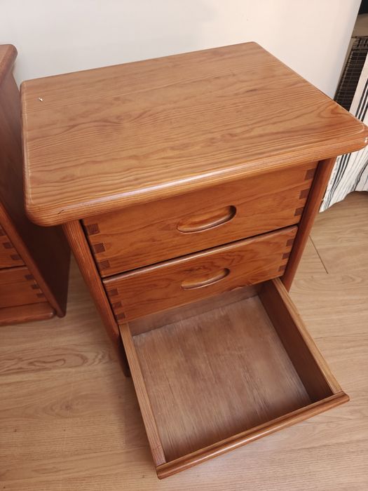 Mesa de Cabeceira em Pinho Maciço ARC (3 Gavetas) - Disponível Par