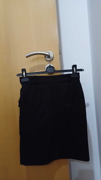 saia preta, justa ao corpo