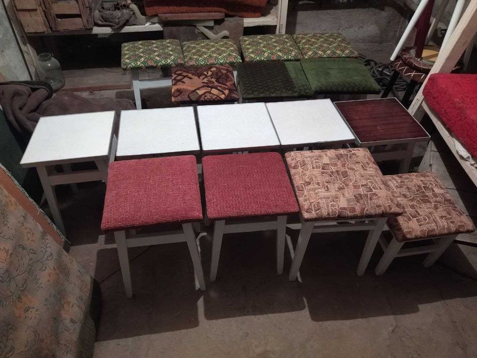 Мякі лавки для сидіння та мякі рествровані кухонні стільці