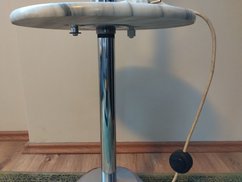 Lampa podłogowa z blatem