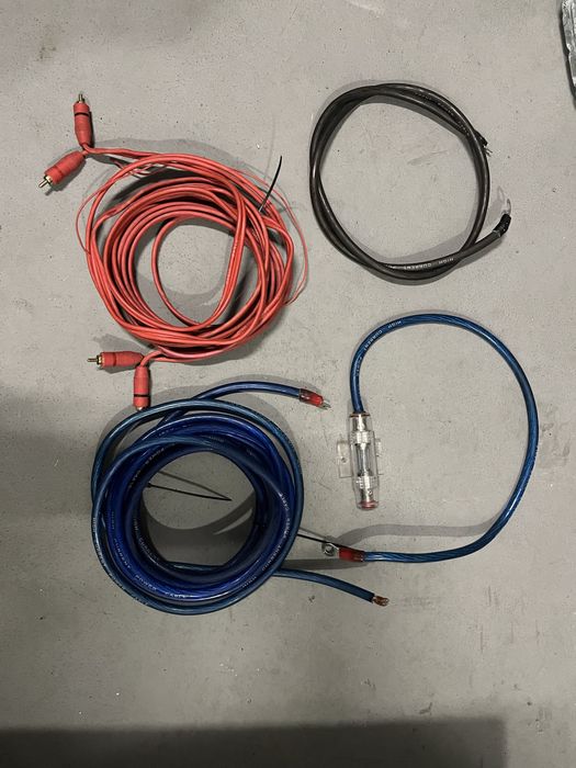 Amplificador, rádio, subwoofer, cabos e cabos