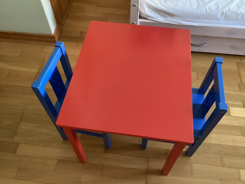 Mesa e 2 cadeiras Ikea para criança