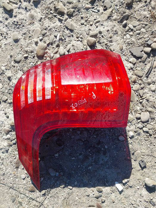 Lampa lewa tyl tylna peugeot 5008