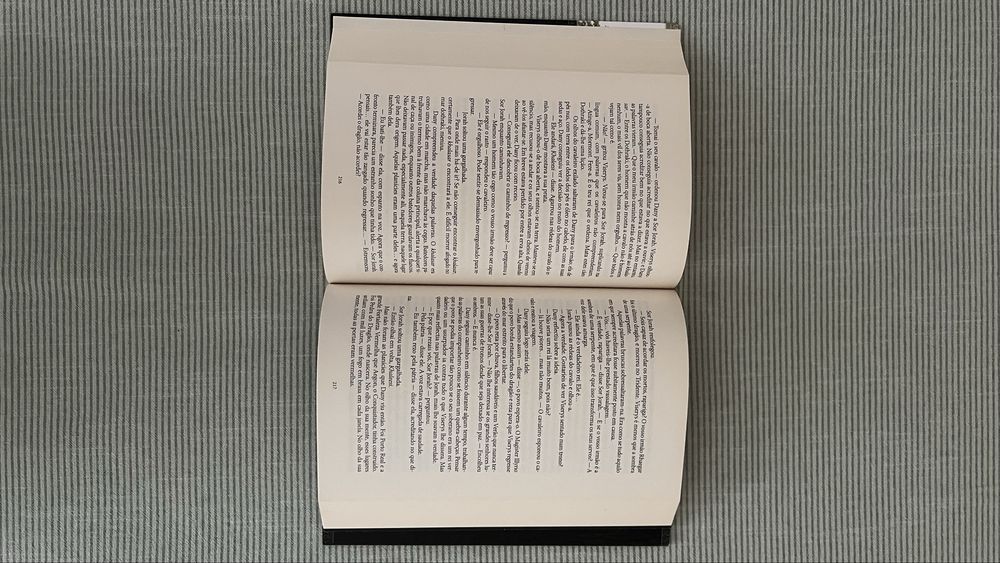 Livro Guerra dos Tronos de George Martin em bom estado.