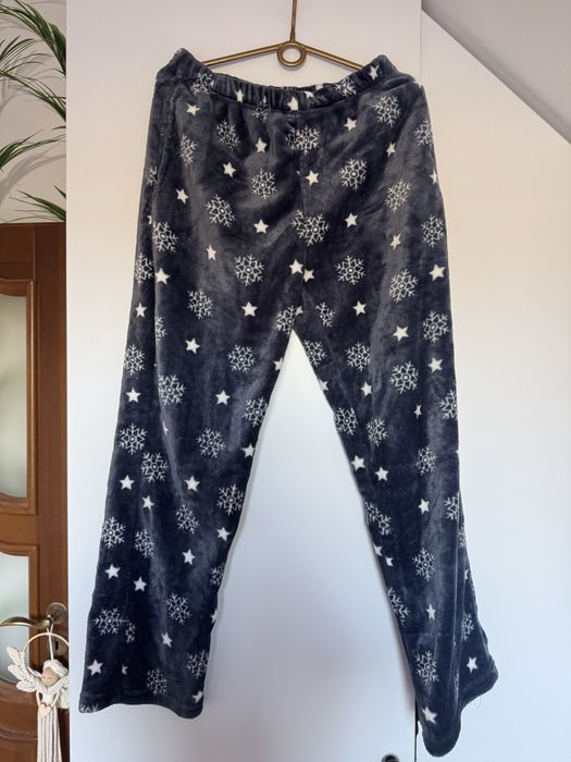 Ciepłe pluszowe spodnie piżamowe polarowe w śnieżynki gwiazdki | Miękkie spodnie do spania homewear rozm. L