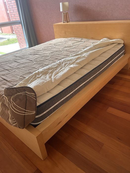 Cama de casal com arrumacao nas costas . Pode ir com colchão