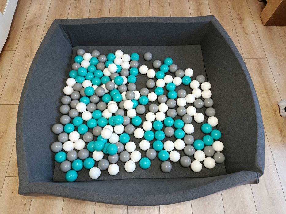 Suchy basen z kulkami