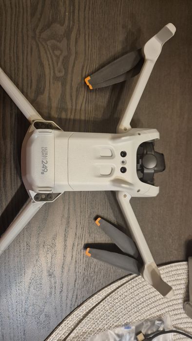 Dron DJI Mini 3 super stan! 3 baterie, ładowarka, śmigła, torba