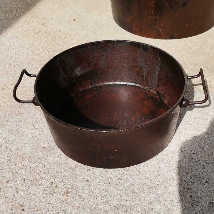 Panelas em ferro antigas