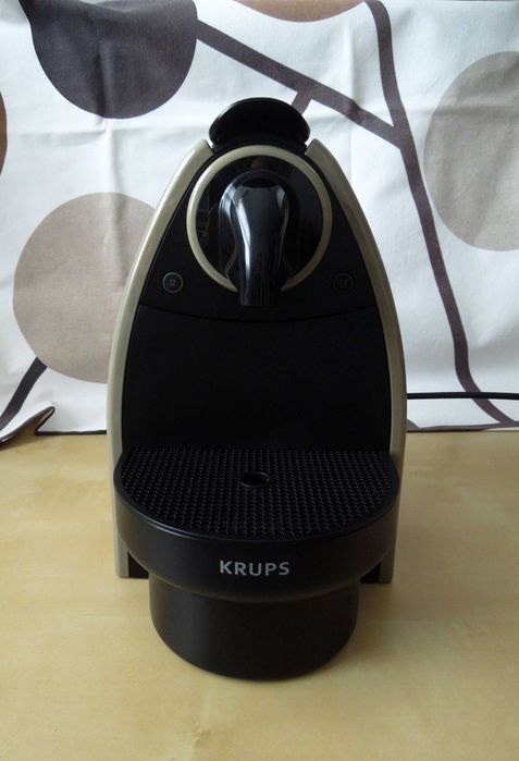 Máquina Nespresso Essenza Krups - como nova, quase sem uso