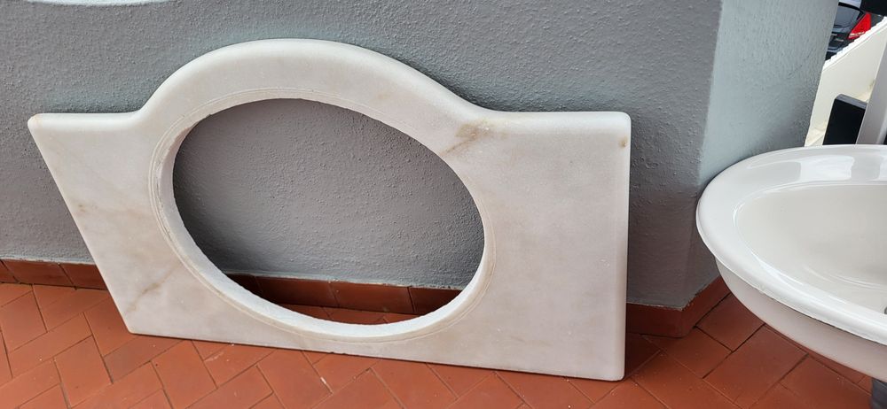 Lavatório e pedra de casa de banho