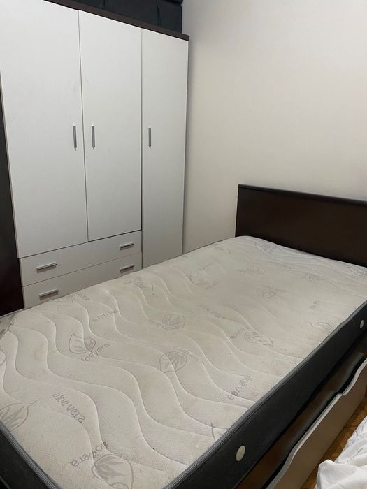 Cama de solteiro e guarda-roupa