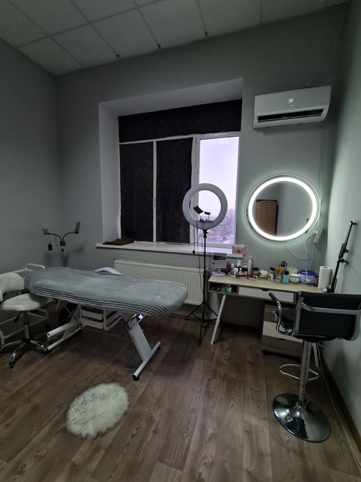 Здам кушетку та місце бровиста на півмісяця, місяць, погодинно