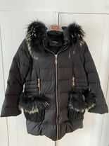 czarna kurtka marki oudna