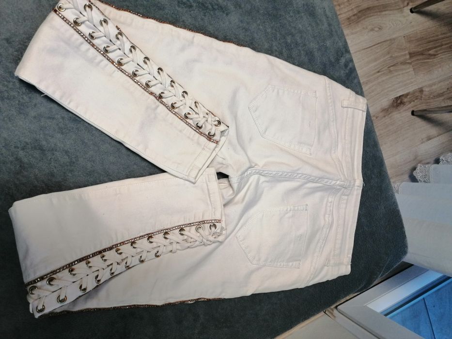 Białe eleganckie jeansy 38