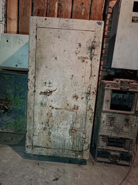 Металічні сейфи 3 штуки