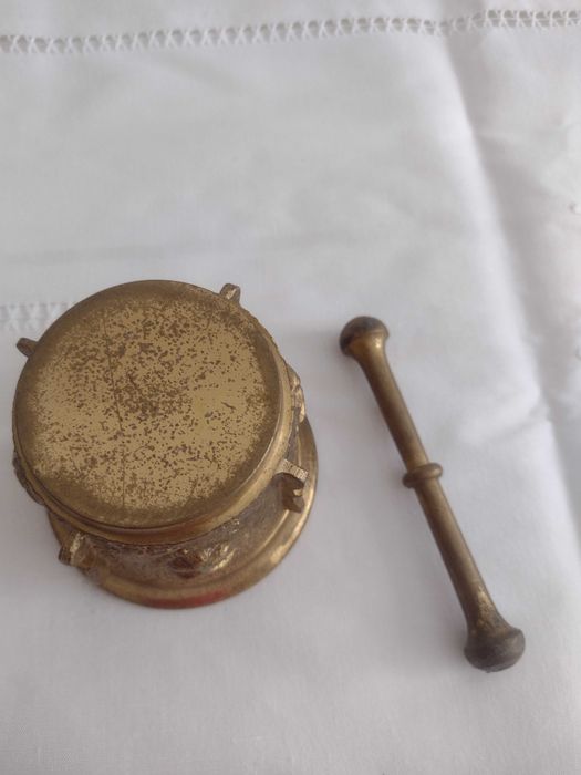 Pequeno pilão/badalo em latão