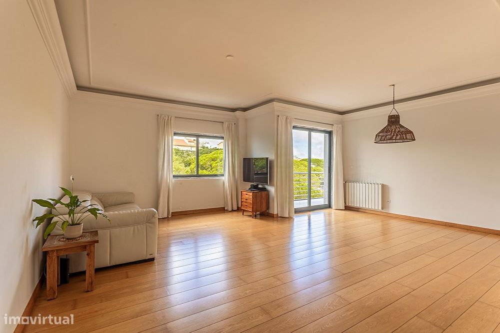 Alto padrão, 3 vagas de garagem e vista desafogada . Venda direta.