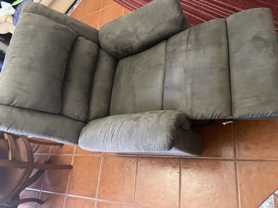 Cadeirão de amamentação  e cama